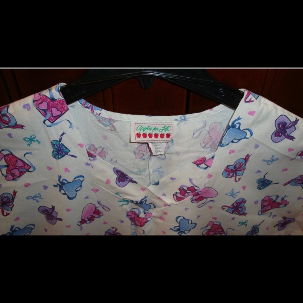 Women's Hearts Scrub Size Medium - Picture 8 of 8